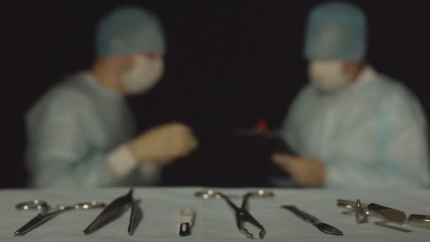 Der Chirurg schult den Internisten in der Chirurgie, der Internist markiert und schreibt in den Ordner, Diskussion — Stockvideo