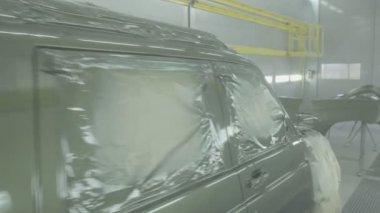 Modern bir sprey kabininde suv araba boyama. Profesyonel araba boyama. Korozyon koruması, endüstri