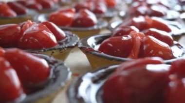 Bir pasta fabrikasında bir tartlet taze çilek ile Çilek kek, arka plan, gıda endüstrisi, şekerleme fabrikası