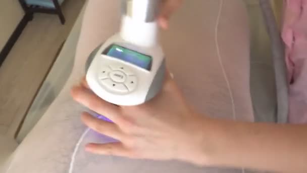 Een meisje in een schoonheidssalon maakt een dikke man een moderne procedure van LPG-massage voor de correctie en modellering van de figuur, evenals de eliminatie van wallen en cellulitis — Stockvideo