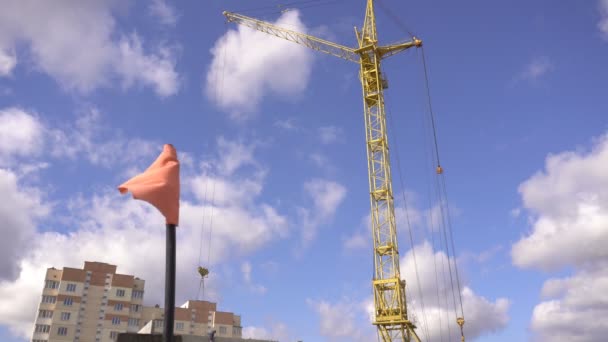 Drapeau rouge sur un chantier dans le contexte de la construction d'une maison d'habitation et d'une grue, concept de sécurité sur le lieu de travail et respect de la sécurité et des conditions de travail — Video