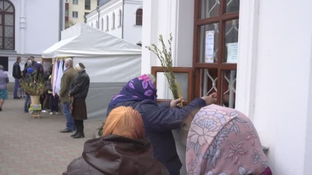 Bobruisk, Beyaz Rusya - 21 Nisan 2019: Kilise Hıristiyan tatil Palm Pazar, insanlar söğüt ve söğüt dalları, gelenek ışık kiliseye gitmek — Stok video