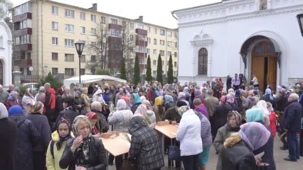 Bobruisk, Białoruś-21 kwietnia, 2019: Kościół chrześcijański wakacje Niedziela Palmowa, ludzie idą do Kościoła do lekkiej wierzby i gałęzie wierzby, tradycja — Wideo stockowe