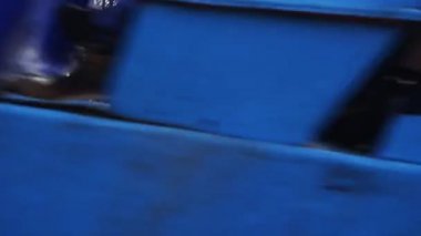 İlkbaharda lunaparkta raylar üzerinde renkli bir tren benzeri cazibe sürmek. Açık havada eğlence parkı raylar üzerinde bir gökkuşağı roller-coaster gibi cazibe sürmek.