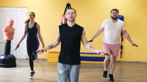 Rozgrzewka przed treningiem bokserskim. Osobisty trener. Trener i jeden na jeden ćwiczenia i praktyka. Zaplecze fitness. Indywidualne ćwiczenia odchudzania. — Wideo stockowe