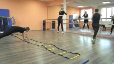 Bobruisk, Beyaz Rusya - 4 Nisan 2019: Erkekler ve kızlar modern bir fitness merkezi, tabata, yaşam tarzı, yavaş hareket yönteminde bir grup sınıfında meşgul