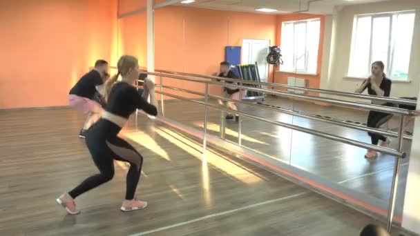 Bobruisk, Vitryssland-april 4, 2019: kaukasiska män och flickor är engagerade i ett modernt gym, en grupp lektion om metoden för Tabata, utföra Cardio laster — Stockvideo