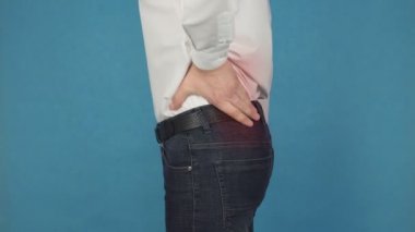 Lomber bölge veya alt sırt omurgakas ağrı, bilgisayarda uzun süreli çalışma nedeniyle radikülit kavramı. Beyaz gömlekli bir adam, sırtın sinirlerinde ve kemiklerinde lumbago hastası.