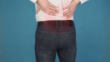 Lomber bölge veya alt sırt omurgakas ağrı, bilgisayarda uzun süreli çalışma nedeniyle radikülit kavramı. Beyaz gömlekli bir adam, sırtın sinirlerinde ve kemiklerinde lumbago hastası.