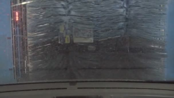 Lavage automatique professionnel avec les derniers équipements, enlèvement et nettoyage de la saleté de la voiture, à l'intérieur, au ralenti — Video