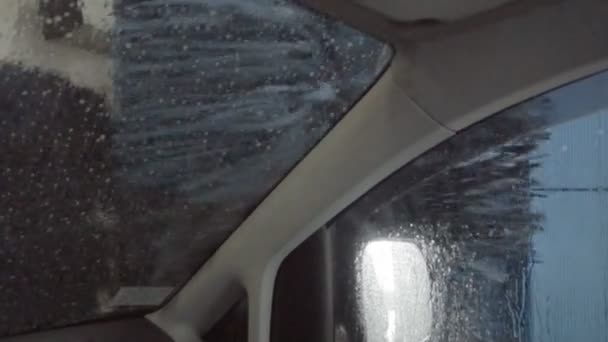 Lavage automatique professionnel avec les derniers équipements, enlèvement et nettoyage de la saleté de la voiture, à l'intérieur, au ralenti — Video