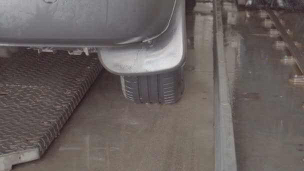Automatisk modern biltvätt med Rengöringsborstar och vatten utan medverkan av människor, slow motion, Rouleau — Stockvideo