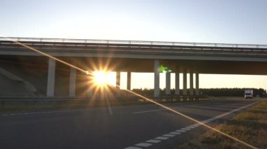Üzerinde bir köprü ile otoyolun arka planda güneşli gün batımı hangi gıda kargo van, hindcarriage