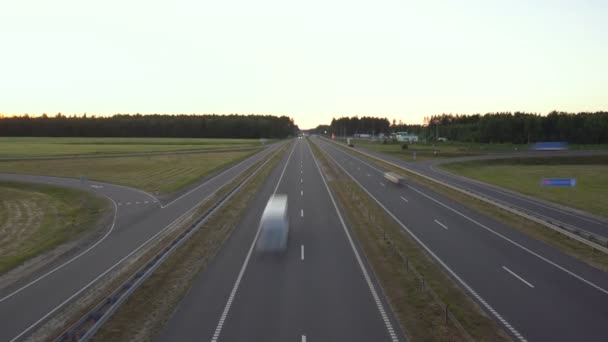 夜間の近代的な高速道路、ロジスティクス、旅行の概念のタイムラプストラフィック。上から見る。スペースのコピー — ストック動画