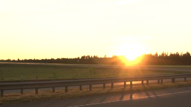 Caminhão de vagão moderno transporta carga contra o pano de fundo de um pôr do sol. O conceito de caminhoneiros na área de frete e logística, espaço de cópia, comercial — Vídeo de Stock