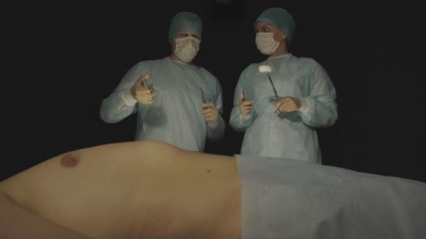 Δύο χειρούργοι, ένας άντρας και ένα κορίτσι, συζητούν και συμβουλεύονται για την επερχόμενη εγχείρηση, το φάρμακο — Αρχείο Βίντεο