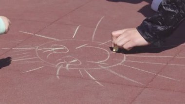 Güzel beyaz anne oyun alanında küçük kızı 3 yaşında ile boya kalemleri ile çizer, yaz