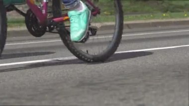 Şehirde birçok kişi bir bisiklet asfalt yol, bisiklet ebinmek, sağlıklı yaşam tarzı, arka plan, velocipede binmek