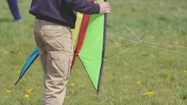 Um homem lança um belo papagaio no céu, close-up, celebração BELARUS, Bobruisk - 1 de maio de 2019 — Vídeo de Stock