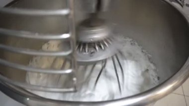 Bir elektrikli karıştırıcı kullanarak iş yerinde kek ve hamur işleri için beat krem. Krema ve dolgu yapmak. Gıda endüstrisi