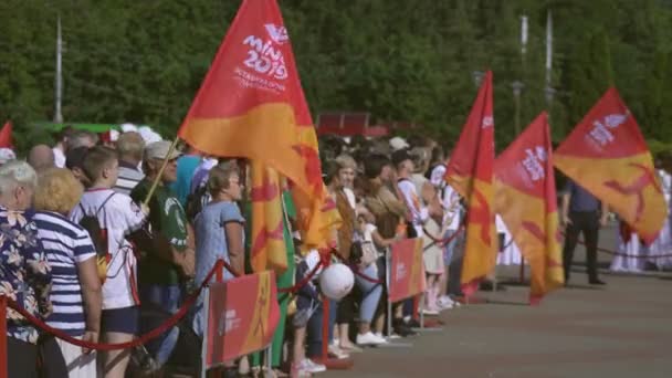 Personas a la espera de antorcha Relé de fuego con Llama de la Paz antes de los 2º Juegos Europeos 2019 en MINSK. BOBRUISK, BELARUS 06.03.19 — Vídeos de Stock