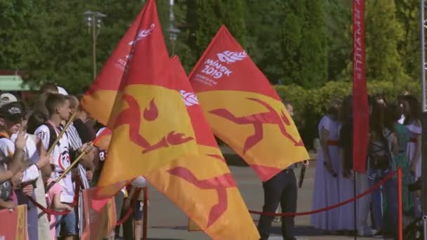 Les personnes en attente de Relais de feu avec Flamme de Paix avant les 2ème Jeux Européens 2019 en MINSK. BOBRUISK, BELARUS 06.03.19 — Video