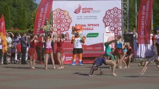 Előadás a tánc és a csoportok a megnyitó ünnepségen a láng a béke szentelt a második európai játékok 2019-ban Minszk. Bobruisk, Fehéroroszország 06.03.19 — Stock videók