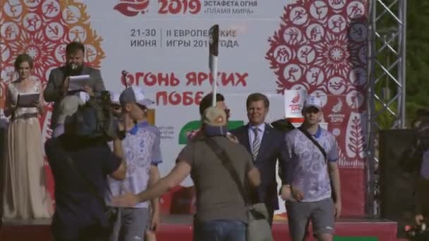Torch Relay op City Square tijdens de vlam van de vrede voor de 2e Europese spelen 2019 in Minsk. Bobruisk, Wit-Rusland 06.03.19 — Stockvideo