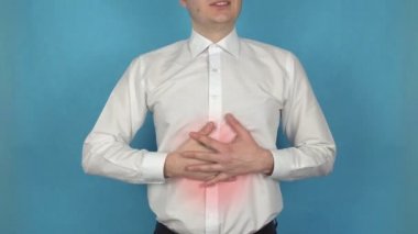 Erkek mide veya karın bölgesinde mide veya karın bölgesinde mide ekşimesi veya Gastrit nedeniyle ağrı vardır. Pankreatit. Piroz veya kardiyji kavramı. Beyaz gömlek Yöneticisi Peptik ülser hastalığı veya asit hazımsızlık muzdarip