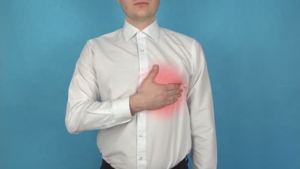 Człowiek ma ból serca przed zawałem mięśnia sercowego lub dławica piersiowa. Zapalenie mięśnia sercowego. Koncepcja zapalenia osierdzia lub zapalenia wsierdzia. Kierownik w białej koszulce cierpi na nadciśnienie. Pracownik biurowy dotyka jego — Wideo stockowe