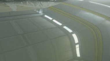 Modern bir sprey kabininde suv araba boyama. Profesyonel araba boyama. Korozyon koruması, endüstri