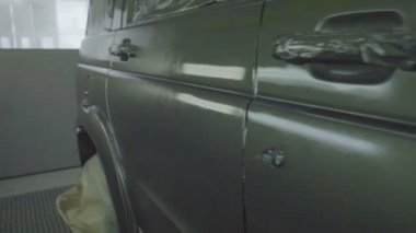 Sprey kabininde yeni boyanmış bir araba var. Profesyonel araba boyama, Suv, yavaş hareket