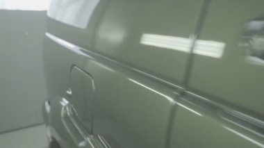 Modern bir sprey kabininde suv araba boyama. Profesyonel araba boyama. Korozyon koruması, endüstri