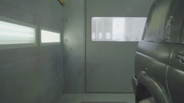 Sprey kabininde yeni boyanmış bir araba var. Profesyonel araba boyama, Suv, yavaş hareket