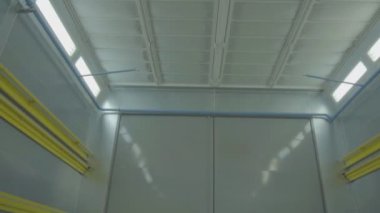 Sprey kabininde yeni boyanmış bir araba var. Profesyonel araba boyama, Suv, yavaş hareket