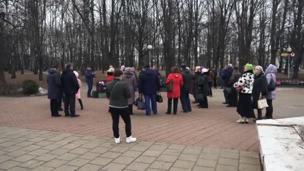 Beyaz Rusya'nın Bobruisk kentinde ki maslenitsa dini tatili sırasında şehir parkında bayan oyuncunun eşliğinde dans eden bir kalabalık görülüyor. Şehir sakinleri parkta dans ederek vakit geçiriyor — Stok video