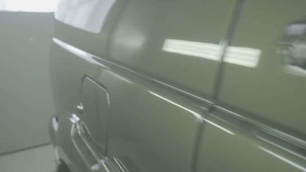 Покраска внедорожника в современной аэрозольной кабинке. Профессиональная автокартина. Защита от коррозии, промышленность — стоковое видео