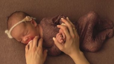 Zarif giysiler içinde küçük güzel beyaz kız stüdyoda uyur ve bir fotoğraf çekimi için poz, bebek