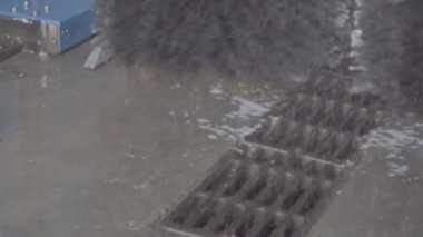 Otomatik oto yıkama ve büyük temizleme fırçaları ile modern otomatik oto yıkama, arka plan, yavaş hareket, yavaş mo, kirli su deşarjı