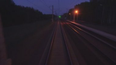 Akşam demiryolu, son arabanın penceresinden demiryolu görünümü, ışıklar ve istasyon, arka plan, kopyalama alanı, açık