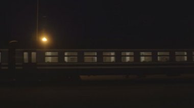 Yolcu treni gece tren istasyonundan ayrılır, arka plan, fotokopi alanı, demiryolu istasyonu