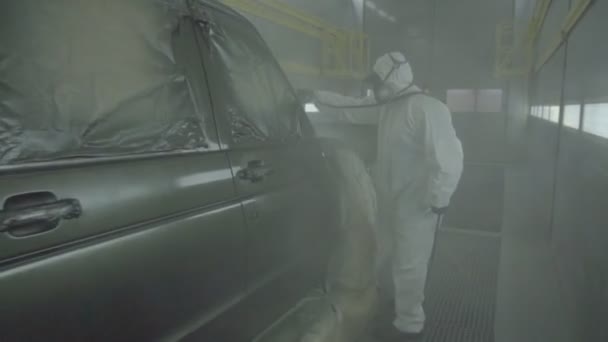 Hausmaler malt Geländewagen in einer modernen Lackierkabine, Lackierung — Stockvideo