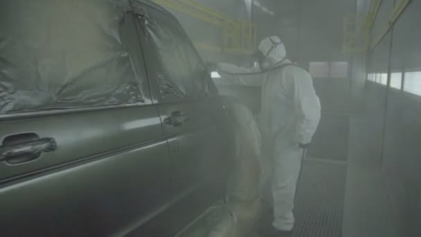 Casa pintor pinta un coche SUV en una cabina de pintura moderna, pintura — Vídeo de stock