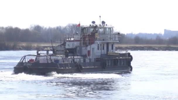 Remorquage bateau voguant sur la rivière, industrie — Video