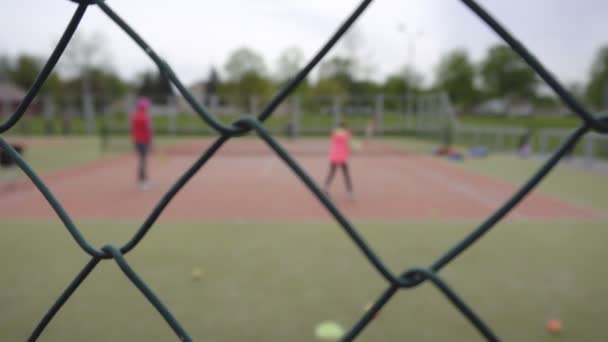 Mãe e filha jogando tênis no campo de tênis, net, fundo, esportes, espaço de cópia — Vídeo de Stock