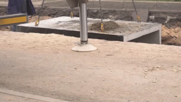 Slinger chwyta haki żurawia do sekcji ogrzewania głównego zainstalować nowe rury i demontaż starych, wodoodporne — Wideo stockowe