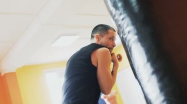 Kişisel antrenör ile bireysel eğitim. Antrenör fitness kulübünde kum torbası yener. Şişman erkekler için kilo kaybı matkaplar. Spor salonunda özel eğitmen ile egzersiz. Sağlık için egzersiz ler ve uygulamalar yapmak