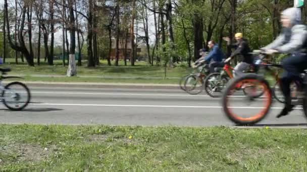 Mnoho lidí jezdí na kole ve městě na cyklistický výlet, zázemí, léto, zdravý životní styl, sport — Stock video