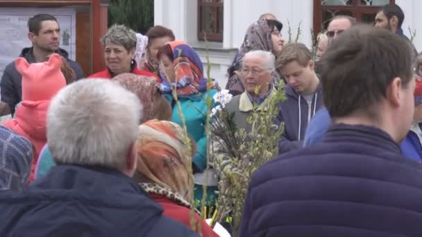 Bobruisk, Vitryssland-april 21, 2019: Church Christian Holiday Palm söndag, folk går till kyrkan för att lätta vide och vide grenar, tradition — Stockvideo