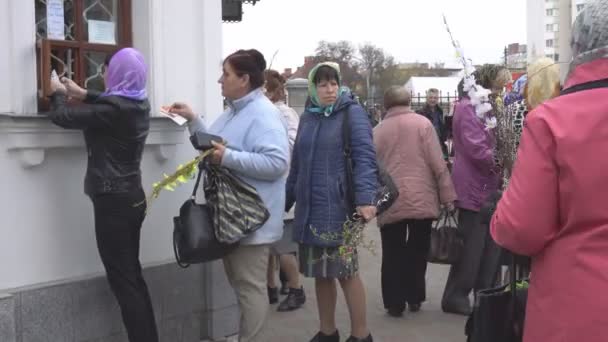 Bobruisk, Λευκορωσία-21 Απριλίου 2019: εκκλησία χριστιανική γιορτή Παλμ την Κυριακή, οι άνθρωποι πηγαίνουν στην εκκλησία για να ελαφριά ιτιές και κλαδιά ιτιάς, παράδοση — Αρχείο Βίντεο